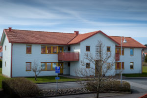 Framsida på ett av husen på Storås. Huset är av ett tvåvåningshus med 3 elevlägenheter där det bor 6 elever. En lägenhet är en gemensamhetslägenhet.